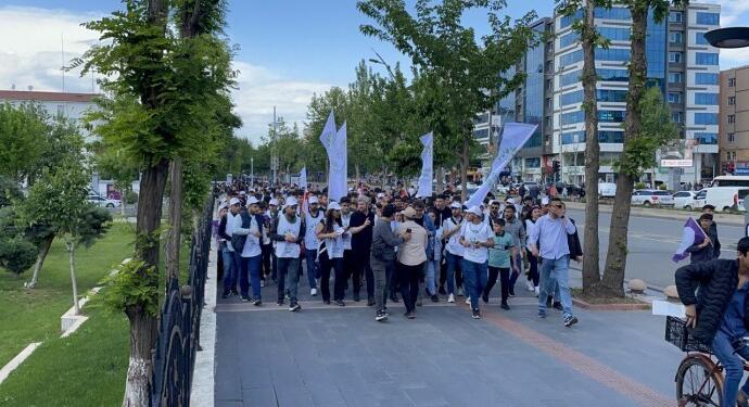Gençler baskı politikalarına karşı yürüdü