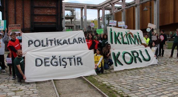Genç İklim Hareketi: Deprem ve iklim krizi unutulmamalı