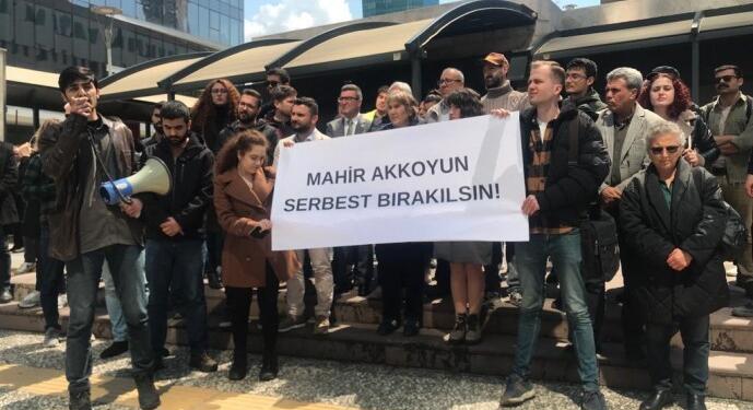 Gözaltındaki tasarımcı Akkoyun için yurttaşlar adliye önünde açıklama yaptı