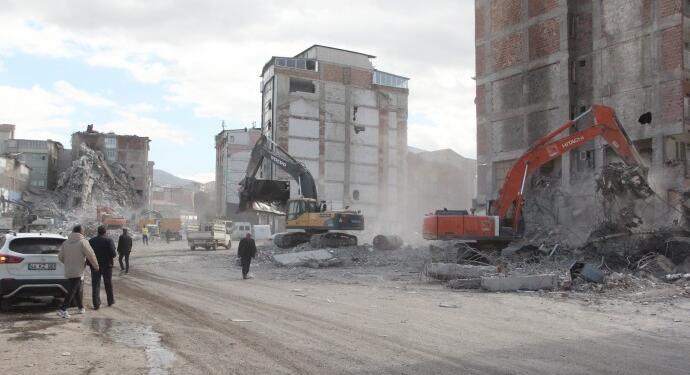 Kent yakınına dökülen molozlar hastalık saçıyor