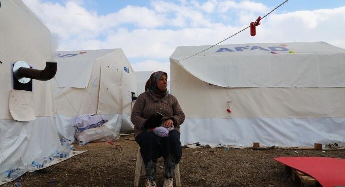 Elbistanlı depremzede kadınlar el işi ürünlerle dayanışmayı örüyorlar