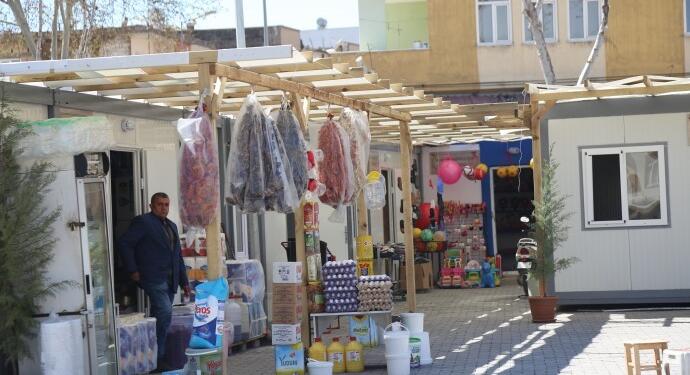 Konteynerde esnaflık yaparak ayakta kalmaya çalışıyorlar