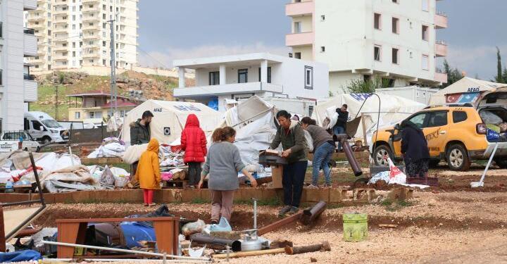 AKP’li başkana tepki: Bu çadırlar vergilerimizle alındı!