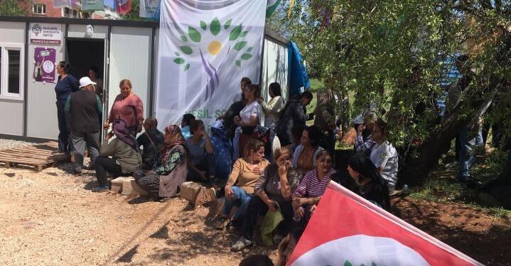 Mereş’te seçim bürosunu depremzedeler açtı