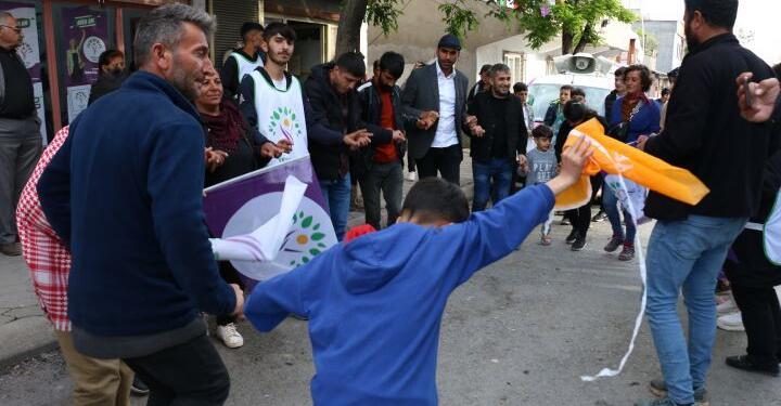 Mereş’te seçim bürosunu depremzede çocuklar açtı