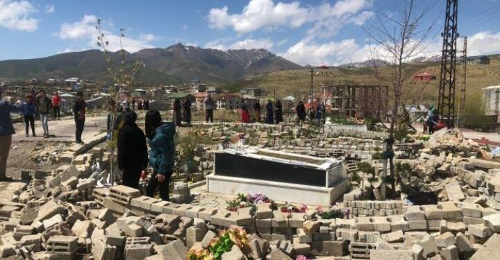 Kızlarının cenazesine katılan aileye ceza!