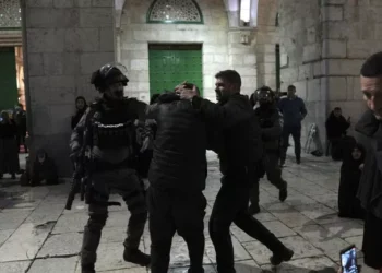 İsrail polisi, Mescid-i Aksa’ya baskın düzenledi