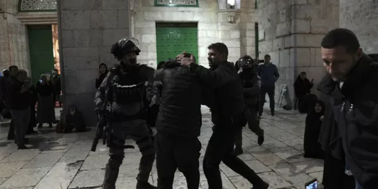 İsrail polisi, Mescid-i Aksa’ya baskın düzenledi