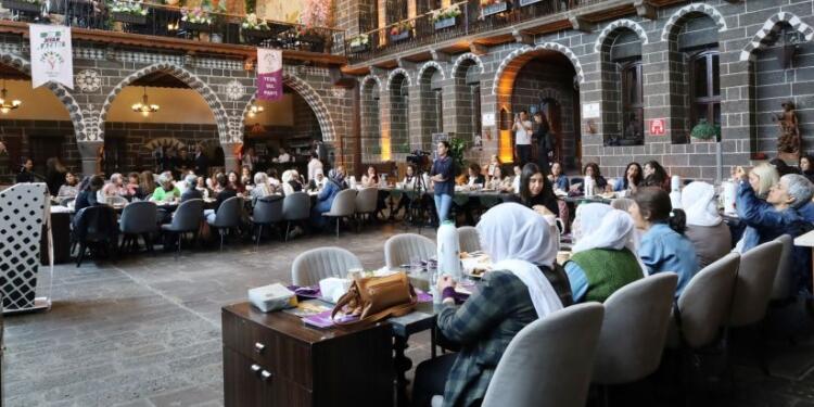 Amed’de kadın buluşması: Tek adamın elinde şiddet, bizim elimizde kadın mücadelesi var