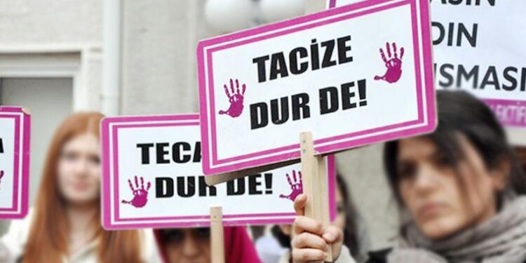 Muayene sırasında stajyerleri taciz eden doktora tahliye