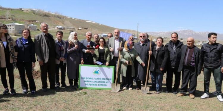  Depremde yaşamını yitirenler anısına fidan dikildi