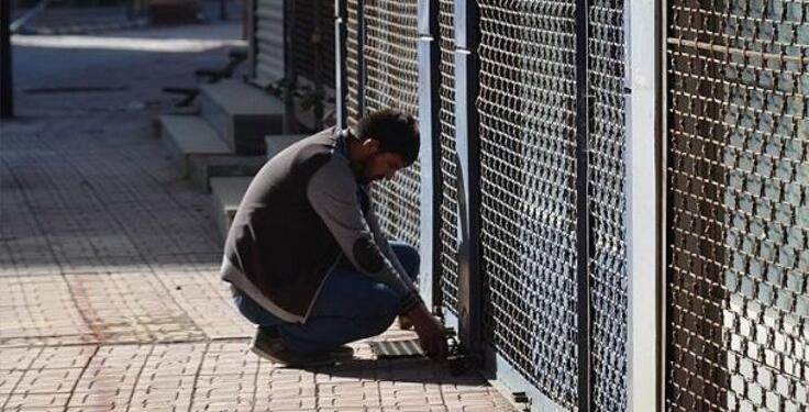 Ekonomik kriz ve deprem esnaf bırakmadı