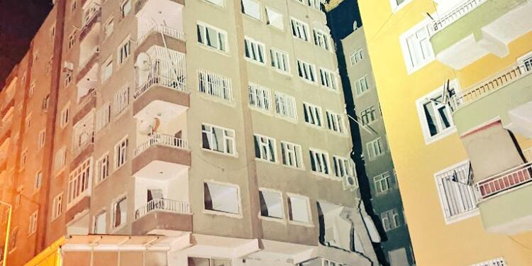 Amed’de ağır hasarlı bina çöktü