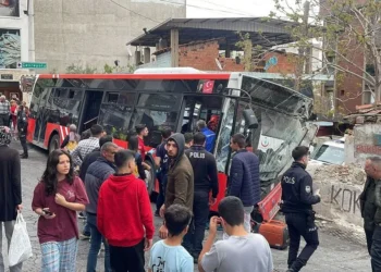 Belediye otobüsü duvara çarptı: 10 kişi yaralı