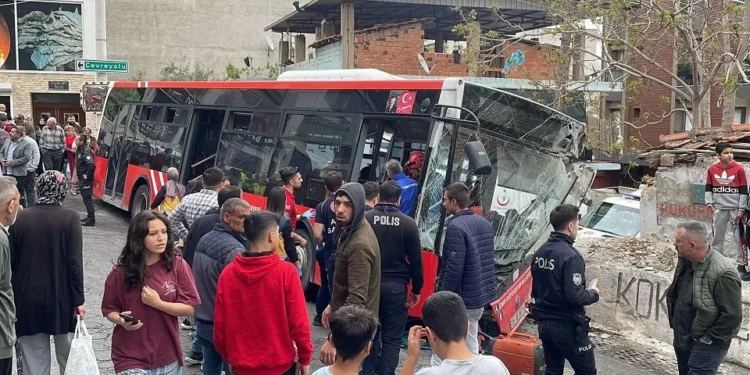 Belediye otobüsü duvara çarptı: 10 kişi yaralı