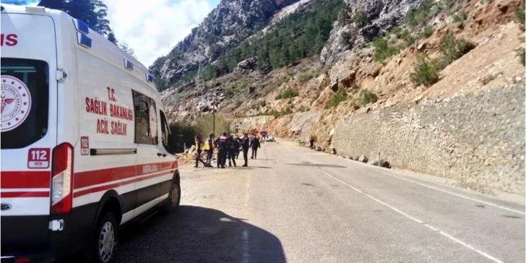 Üzerine kaya düşen araçtaki 4 öğretmen hayatını kaybetti