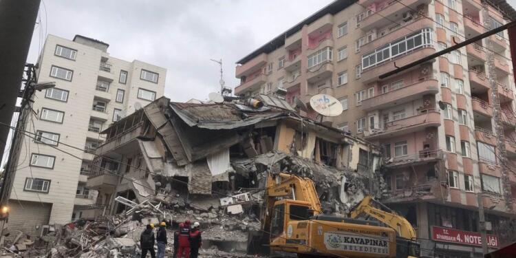 Amedliler hasarlı binalar nedeniyle tedirgin: Can güvenliğimiz yok