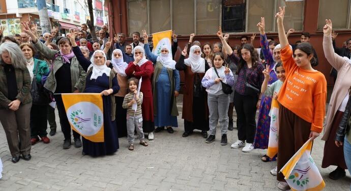 Buca’da açılan kadın seçim bürosu Deniz Poyraz’a adandı