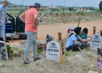Buruk bayram: Yakınlarını kaybeden depremzedeler kayıplarını anıyor