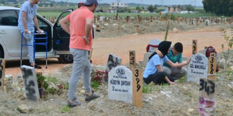 Buruk bayram: Yakınlarını kaybeden depremzedeler kayıplarını anıyor