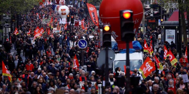 Fransa’da binler sokakta: İşçiler lüks ürünleri satan şirketi işgal etti