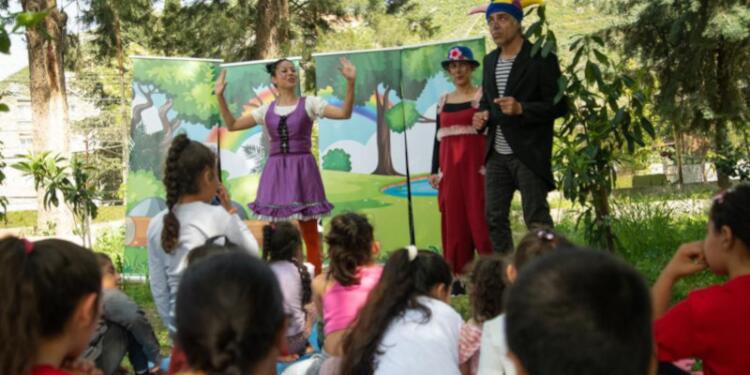 Depremzede çocuklar için tiyatro etkinliği yapıldı