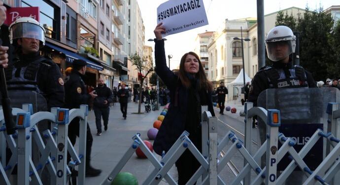 Kadıköy’de operasyonaları protesto eden gazeteciler gözaltına alındı