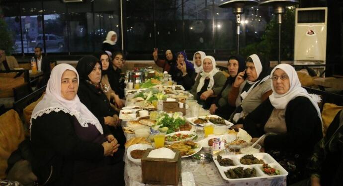 Şenyaşar ailesinin iftar sofrasına Barış Anneleri katıldı