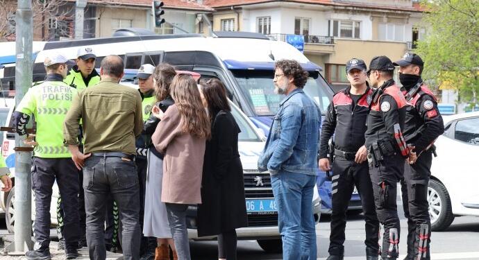 Polis ülkücü işareti yaparak gazetecilere ‘teröris’ dedi