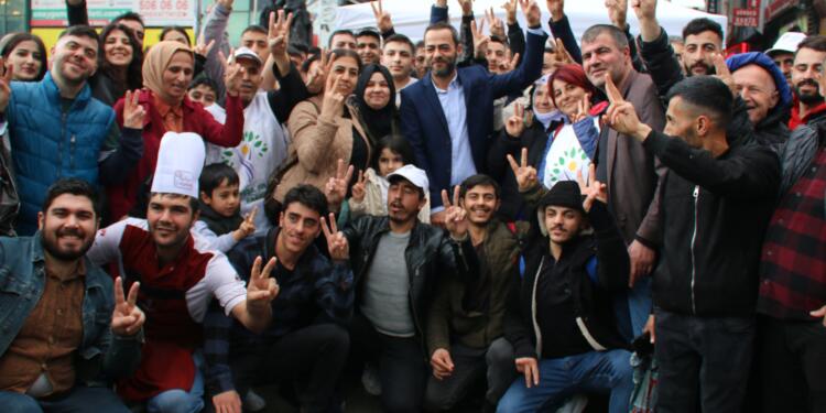 Şirinevler’de bildiri dağıtımı halk buluşmasına dönüştü