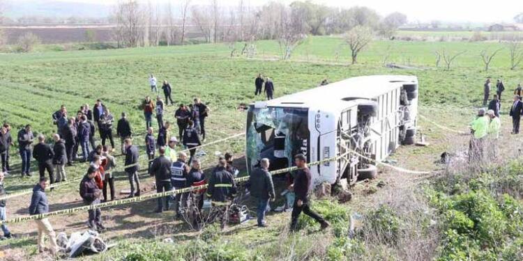 İşçileri taşıyan otobüs devrildi: 3 ölü, 31 yaralı
