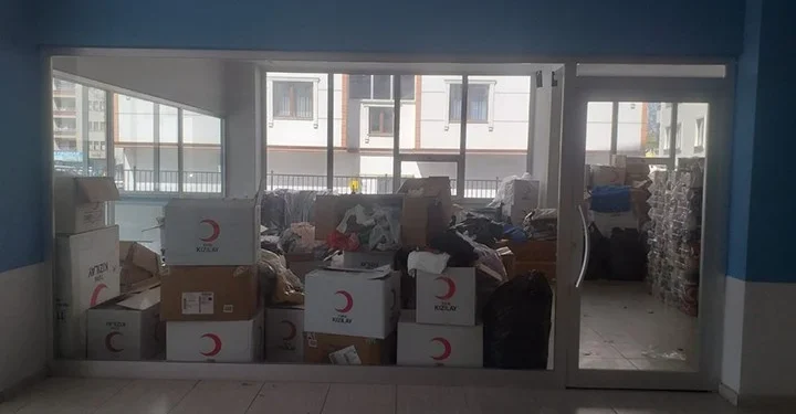 Kızılay’a bağışlanan yardım kolileri İsmailağa cemaatinden çıktı!