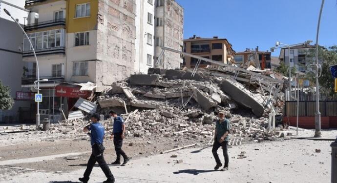 Meletî’de 6 katlı bir apartman çöktü