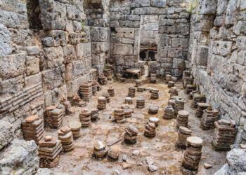 Faselis ya da Phaselis, Likya'da bulunan antik bir Yunan ve Roma şehri  İÖ 7'nci yüzyıldan bu yana ayakta durmaaya direniyor.