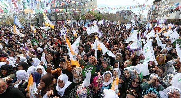 Yeşil Sol Parti’den Wan’da kadın mitingi: Sizi TOGG’a bindirip gönderceğiz