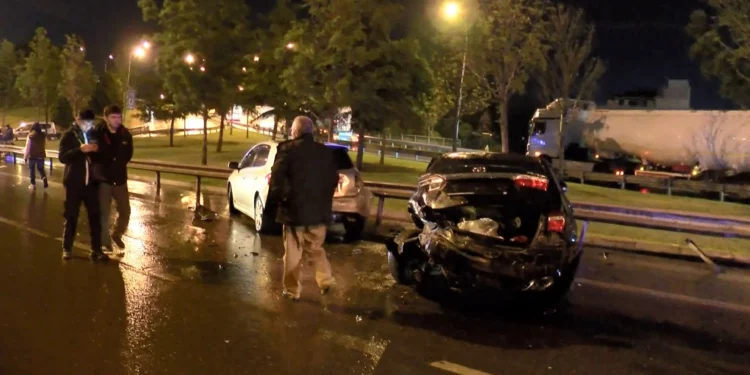 İstanbul’da zincirleme kaza: 3 kişi yaralı