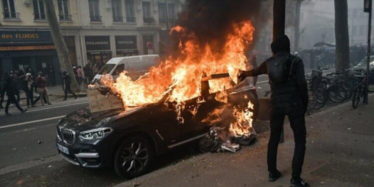 Fransa 1 Mayıs’ta sokaklarda