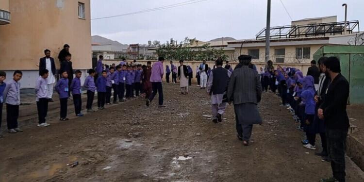 Afganistan’da iki kadın öğretmene okulda işkence