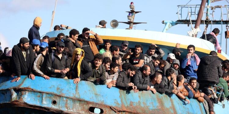 500 kişiyi taşıyan mülteci teknesinden haber alındı