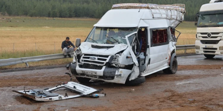 Otoyolda zincirleme kaza: 2 ölü, 20 yaralı