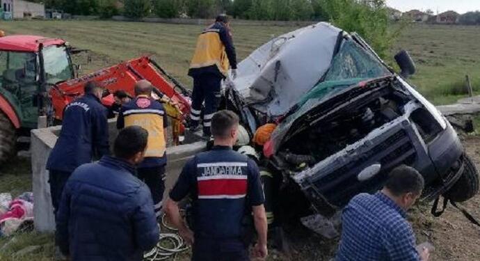 Tarım işçilerini taşıyan araç şarampole devrildi