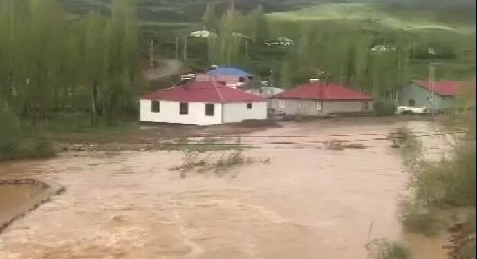 Peri Çayı taştı, bir çok köy evini su bastı