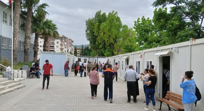 Depremzedeler sandık başına gitti