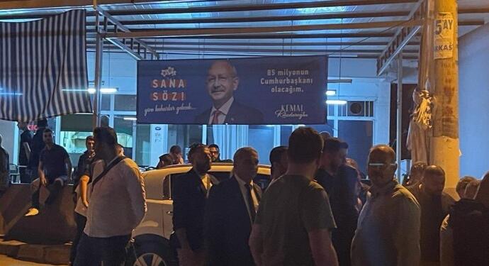 CHP afişlerinin olduğu kıraathaneye saldırı