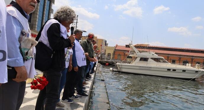 Kayıp yakınları gözaltında katledilenler için denize karanfil bıraktı