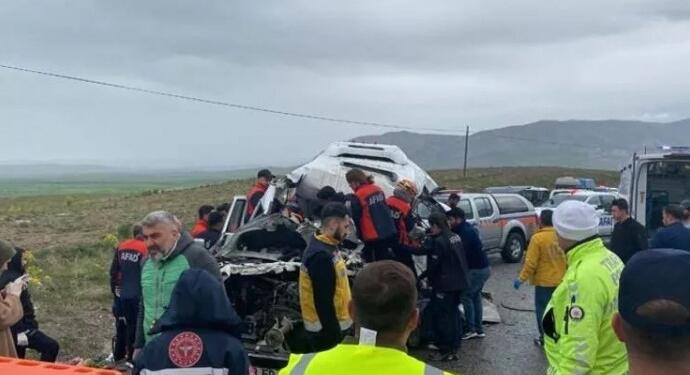 Sivas’ta TIR ile servis aracı çarpıştı