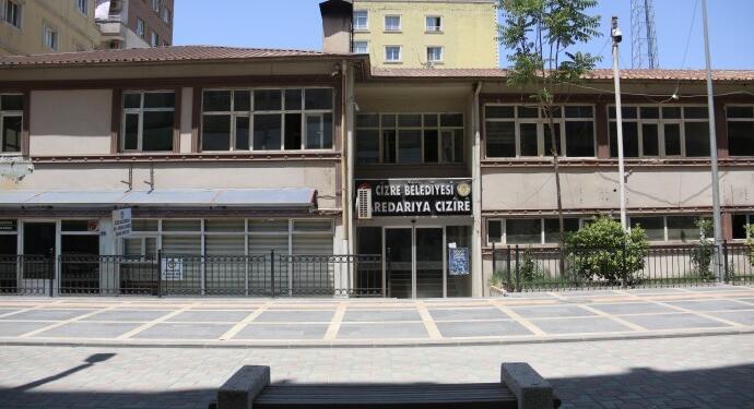 Her gelen kayyum belediye binasını satılığa çıkardı