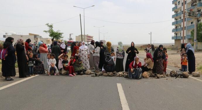 Hezex’te kadınlar kazaların yaşandığı yolu trafiğe kapattı