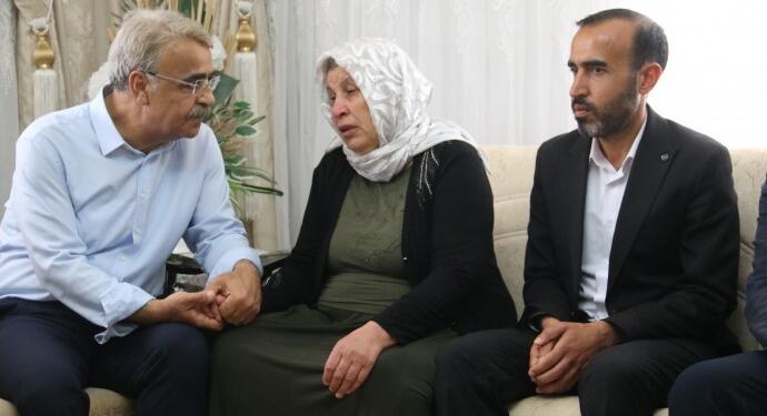 Mithat Sancar, Emine Şenyaşar’ı ziyaret etti