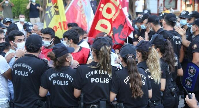 Polisler anmada gençlere saldırdıklarını unutmuşlar!